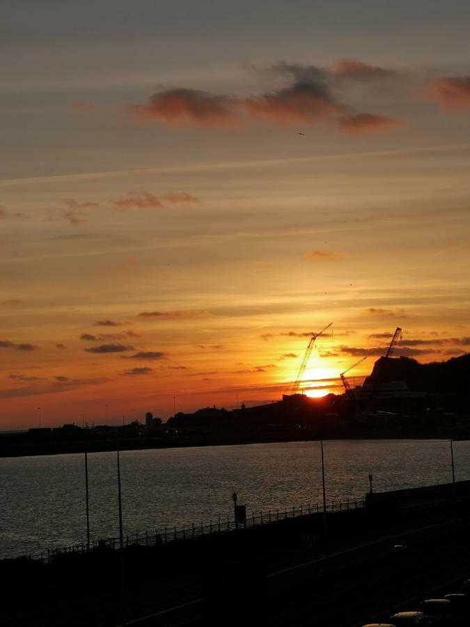 Whole Flat Next To Dover Port With Parking Exterior photo